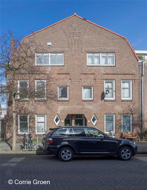 Het gebouw aan de Von Guerickestraat dat twee boven- en twee benedenwoningen bevat.
              <br/>
              Corrie Groen- Pickhard, 2017-03-21